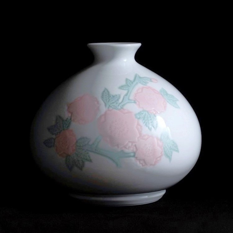 白磁緑彩釉桜彫文壺