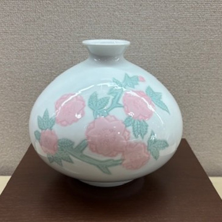 白磁緑彩釉桜彫文壺