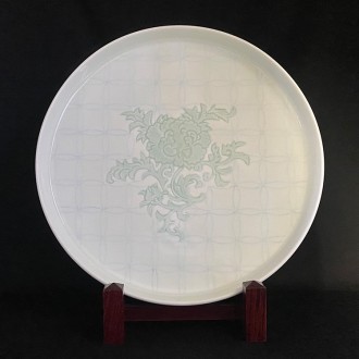 [井上萬二]陶芸「白磁緑釉牡丹彫文皿」