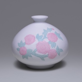 [井上萬二]陶芸「白磁緑彩釉桜彫文壺」
