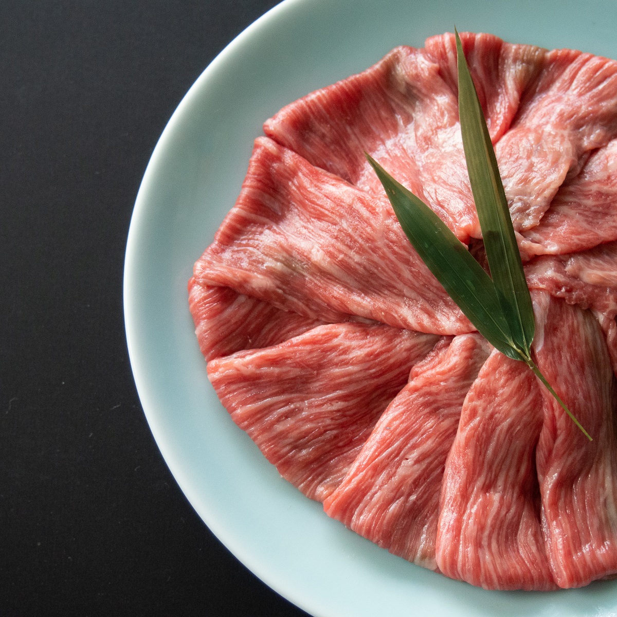 丸福商店　飛騨牛 赤身肉すき焼き用 5～6人前〔モモまたはカタ赤身900g〕