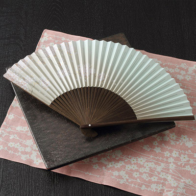 ３００年の伝統を受け継いだ近江扇子　桜（青・肌）７.２寸