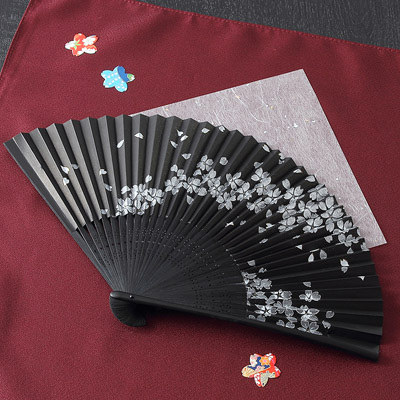 ３００年の伝統を受け継いだ近江扇子　桜