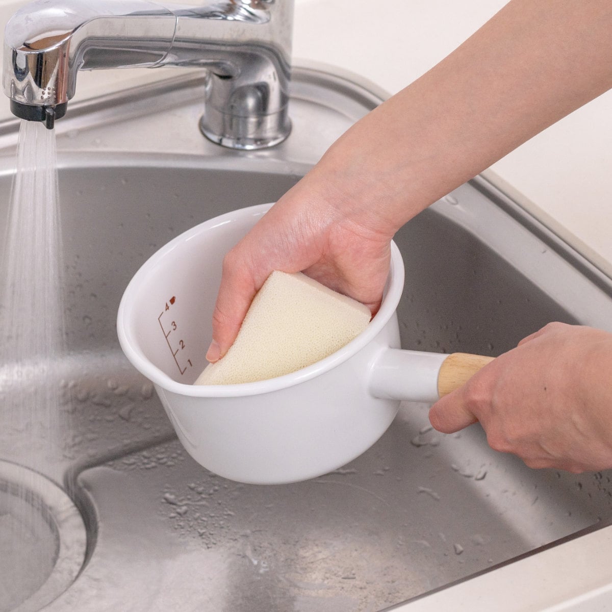 ミルクパン 14cm IH対応 Cotton Plus 富士ホーロー Honey Ware ( ハニーウェア ガス火対応 片手鍋 琺瑯鍋 14センチ ソースパン ほうろう鍋 蓋付き 両口 目盛り付き 小鍋 ミニ 片手なべ 調理器具 おしゃれ ) 【アッシュブルー】 アッシュブルー