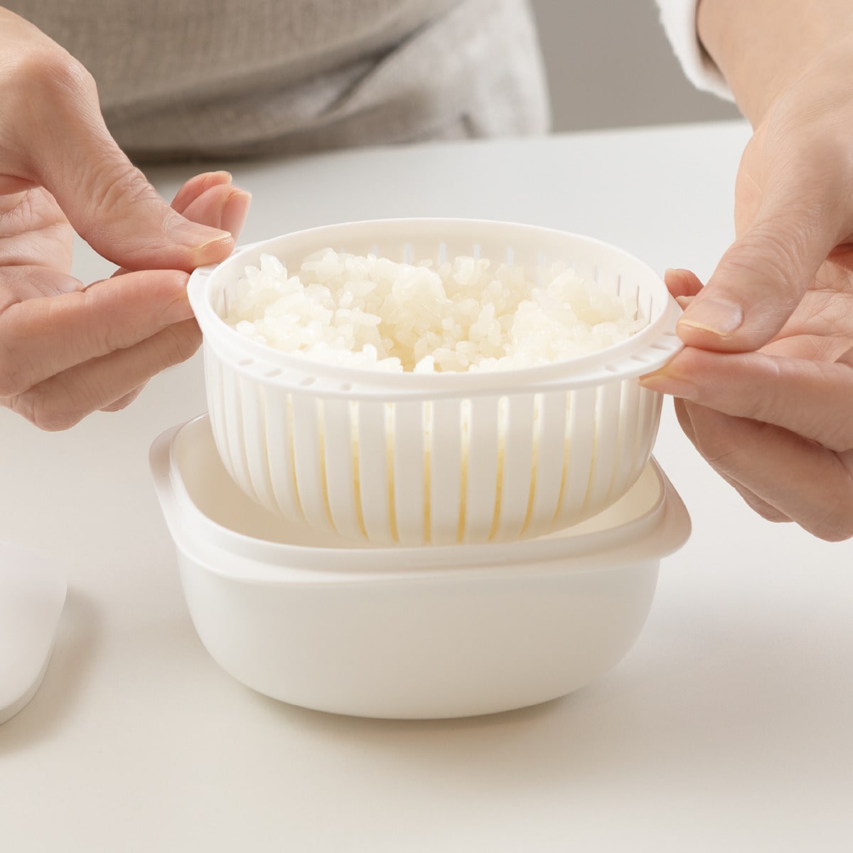 冷凍ご飯容器 蒸気であたためる 冷凍ごはん容器 保存容器 ライクイット ( like-it 電子レンジ調理器 ごはん容器 プラスチック 冷凍 解凍 蒸し器 日本製 ご飯容器 レンジ対応 食洗機対応 容器 保存 調理 冷凍ごはん ザル すのこ ) 【ホワイト】 ホワイト