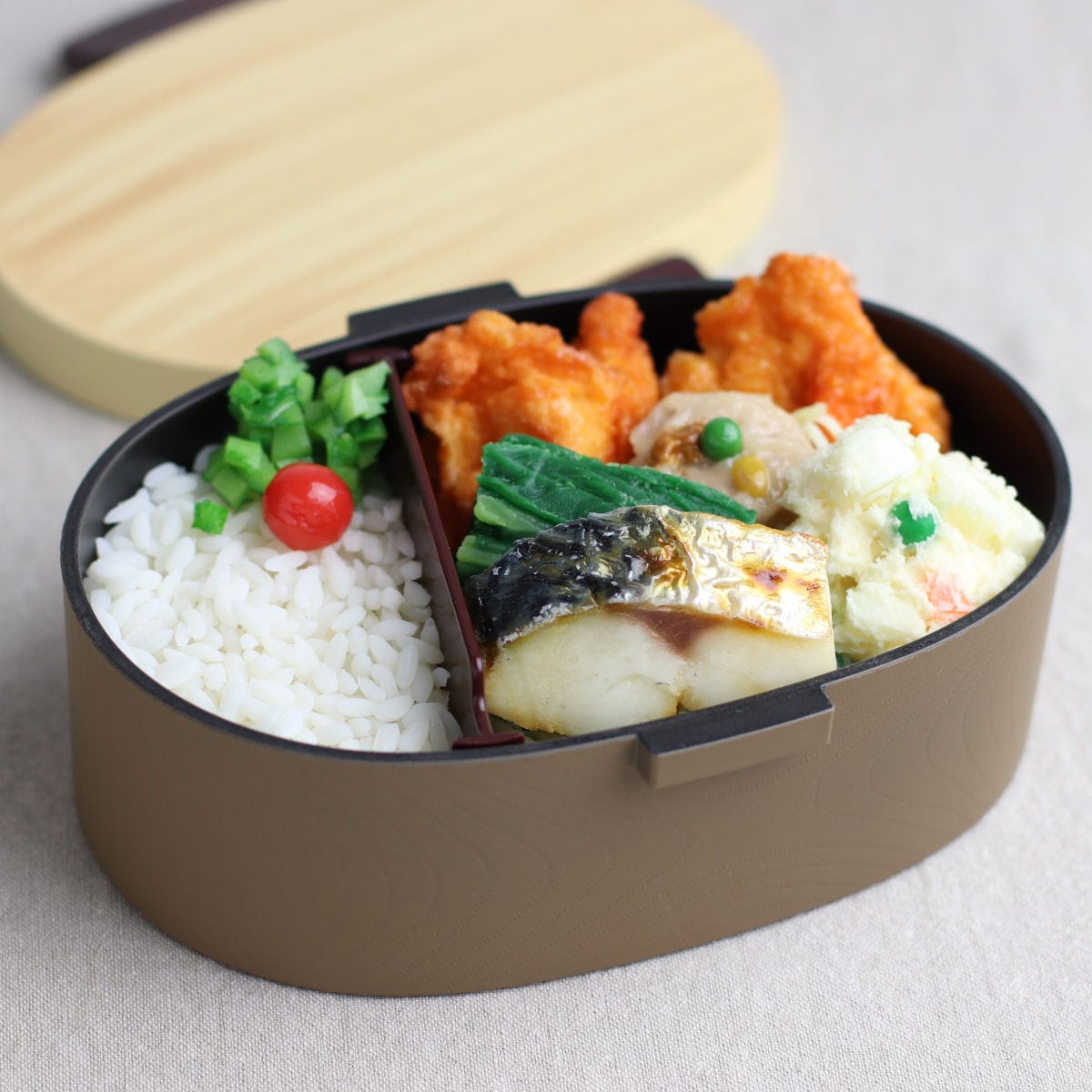 弁当箱 1段 800ml 木目小判弁当 大 タイト式 ツートーン ( お弁当箱 ランチボックス 一段 レンジ対応 食洗機対応 日本製 レンジOK 食洗機OK お弁当 弁当 小判型 仕切り付き 大人 大容量 大きい ) 【ヒノキブラウン】 ヒノキブラウン